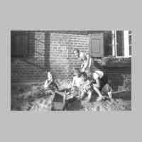 011-0232 Schloesschen-Cremitten 1941. Die Schwestern Weiss mit den Kindern Eckhard, Wolf-Dietrich und Ruediger.jpg